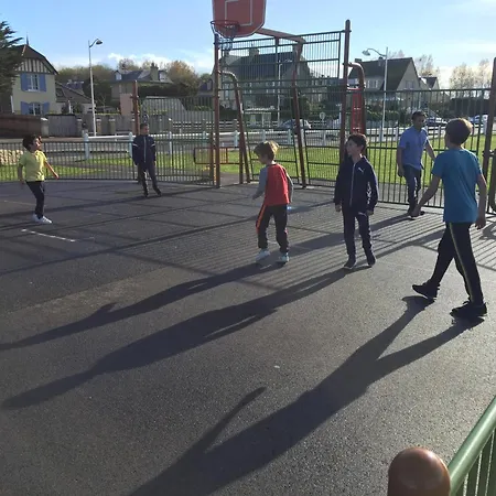 Casa vacanze Les Volets Bleus-charmante Maison Entierement Equipee Face A La Pour 2 A 6 Personnes Bernières-sur-Mer