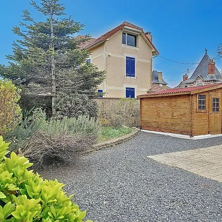 Holiday home Les Volets Bleus-charmante Maison Entierement Equipee Face A La Pour 2 A 6 Personnes