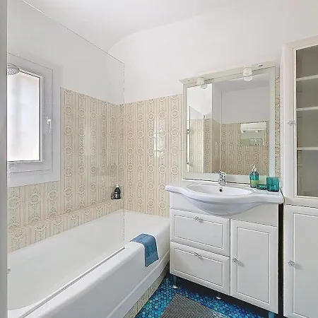 Holiday home Les Volets Bleus-charmante Maison Entierement Equipee Face A La Pour 2 A 6 Personnes *