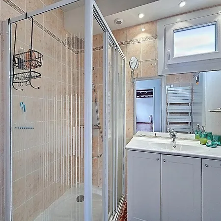 Les Volets Bleus-charmante Maison Entierement Equipee Face A La Pour 2 A 6 Personnes Holiday home Bernieres-sur-Mer