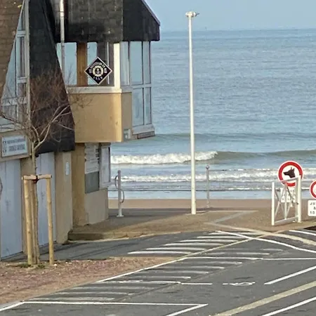 Les Volets Bleus-charmante Maison Entierement Equipee Face A La Pour 2 A 6 Personnes 펜션 *