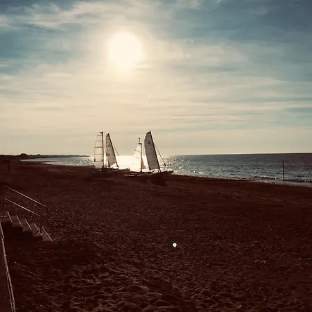 Les Volets Bleus-charmante Maison Entierement Equipee Face A La Pour 2 A 6 Personnes *