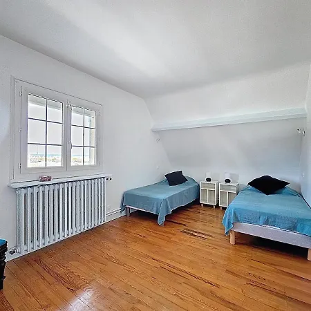 Les Volets Bleus-charmante Maison Entierement Equipee Face A La Pour 2 A 6 Personnes