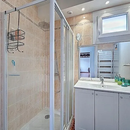 Les Volets Bleus-charmante Maison Entierement Equipee Face A La Pour 2 A 6 Personnes Bernières-sur-Mer