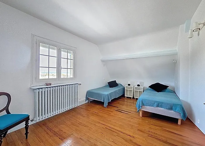 Les Volets Bleus-charmante Maison Entierement Equipee Face A La Pour 2 A 6 Personnes