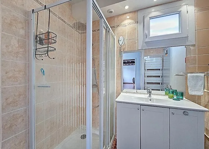 Les Volets Bleus-charmante Maison Entierement Equipee Face A La Pour 2 A 6 Personnes Bernières-sur-Mer